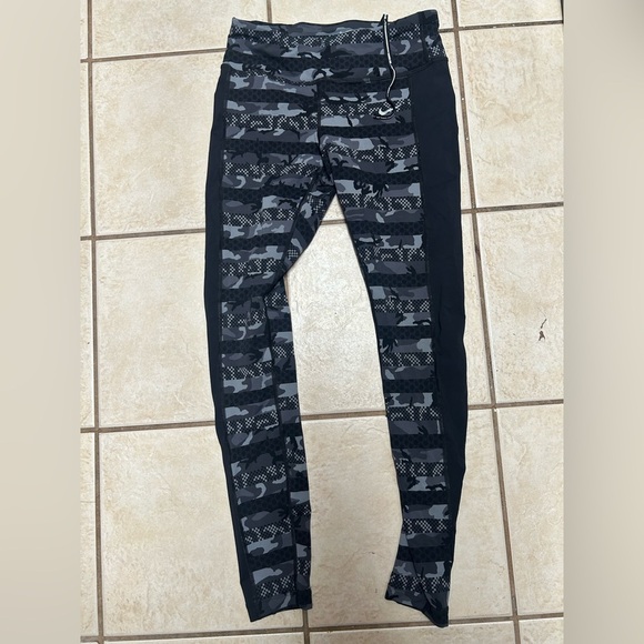 Nike Women's Epic Lux Clash Printed Camo Leggings M 27" full length 686040-021 - Picture 2 of 8